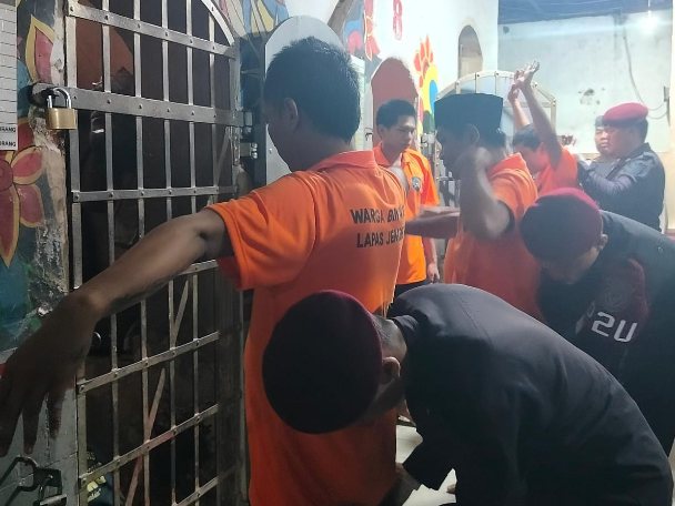 Untuk mewujudkan Lapas Zero Halinar, Lapas Jember bersama Polres menggelar razia kamar hunian warga binaan.(Foto: Humas Lapas Jember)