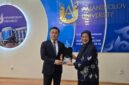 Tukar cendera mata antara Rektor Sarsen Amanzholov East Kazakhstan University, Tolegen Mukhtar Adilbekovich (kiri), dengan Dekan FEB Usakti, Prof. Dr. Yolanda Masnita (kanan), di Kazakhstan, Sabtu (4/10/2025). (Foto: Istimewa)
