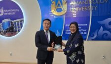Tukar cendera mata antara Rektor Sarsen Amanzholov East Kazakhstan University, Tolegen Mukhtar Adilbekovich (kiri), dengan Dekan FEB Usakti, Prof. Dr. Yolanda Masnita (kanan), di Kazakhstan, Sabtu (4/10/2025). (Foto: Istimewa)
