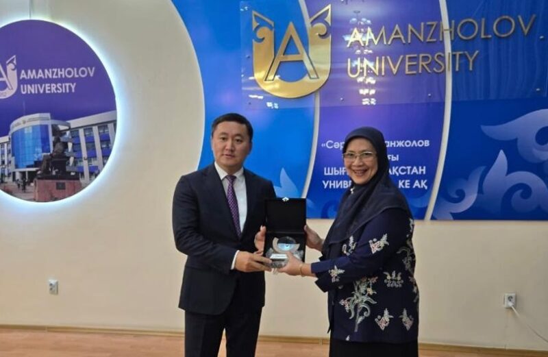 Tukar cendera mata antara Rektor Sarsen Amanzholov East Kazakhstan University, Tolegen Mukhtar Adilbekovich (kiri), dengan Dekan FEB Usakti, Prof. Dr. Yolanda Masnita (kanan), di Kazakhstan, Sabtu (4/10/2025). (Foto: Istimewa)