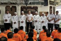 Kalapas Jember Kristyo Nugroho saat memimpin kegiatan pembagian pakaian ibadah dan perlengkapan mandi kepada Warga Binaan Pemasyarakatan di Lapas Jember, Jawa Timur.(Foto: Dok.Humas Lapas Jember)