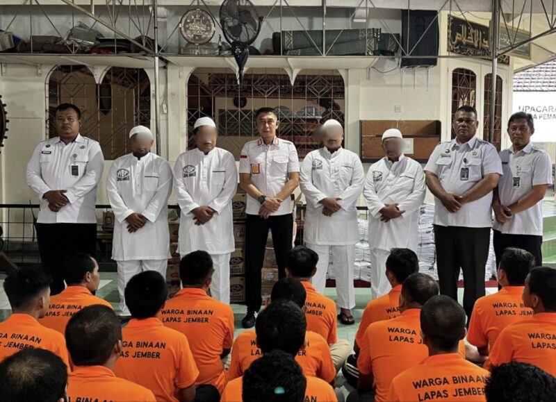 Kalapas Jember Kristyo Nugroho saat memimpin kegiatan pembagian pakaian ibadah dan perlengkapan mandi kepada Warga Binaan Pemasyarakatan di Lapas Jember, Jawa Timur.(Foto: Dok.Humas Lapas Jember)