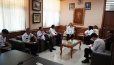 Kakanwil Kemenkum Bali, Eem Nurmanah, audiensi dengan Sekda Ida Bagus Surya Suamba beserta jajaran di Ruang Arjuna Kemenkum Bali, Rabu (12/11/2025).(Foto: Humas Kemenkum Bali)