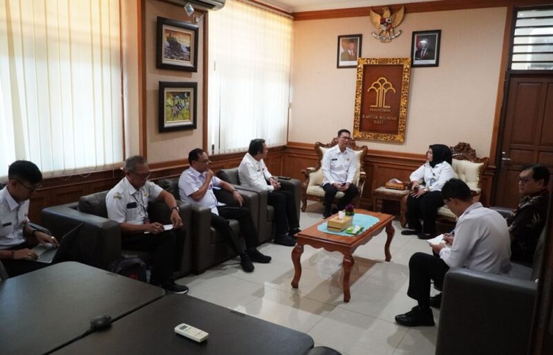 Kakanwil Kemenkum Bali, Eem Nurmanah, audiensi dengan Sekda Ida Bagus Surya Suamba beserta jajaran di Ruang Arjuna Kemenkum Bali, Rabu (12/11/2025).(Foto: Humas Kemenkum Bali)