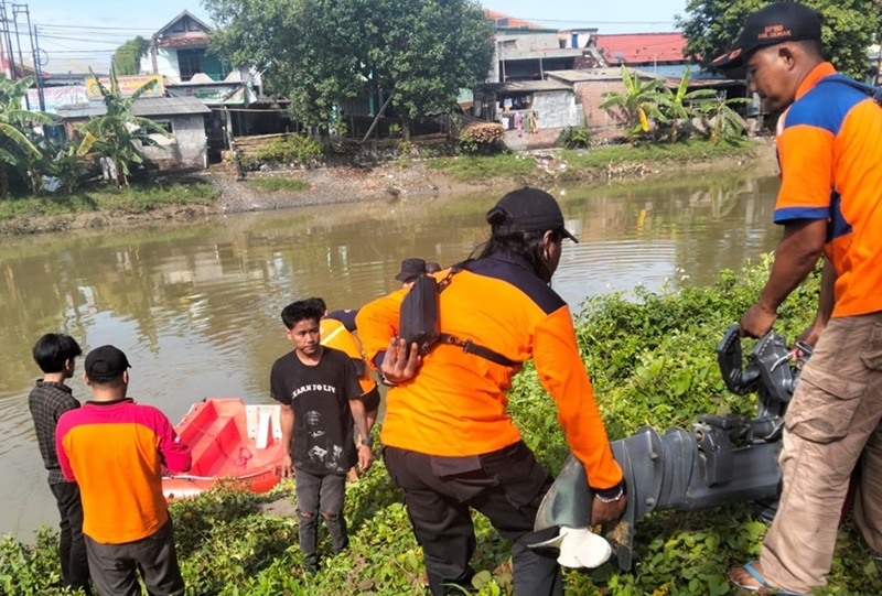 Tim gabungan BPBD Demak, TNI-Polri, Basarnas, dan relawan menemukan balita yang hilang setelah terpeleset dan hanyut di Sungai Jajar, Gendingan Bintoro, Kabupaten Demak, Jawa Tengah. Korban ditemukan dalam kondisi meninggal dunia pada Senin (24/11/2025).(Foto:Dok.BPBD Demak)