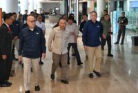 Dirut Garuda Indonesia Glenny Kairupan, Menhub Dudy Purwagandhi , dan Komut Garuda Indonesia, Marsekal Purn. Fajar Prasetyo saat berada di Garuda Sentra Operasi, Tangerang, Rabu (29/10). (Foto: Dok.Kemenhub)