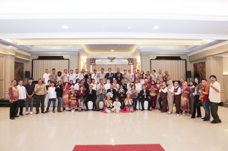 Dewan Pembina, Penasihat, dan jajaran Redaksi Mitrapol dan Mitrapolitika berfoto bersama para tamu undangan dalam peringatan HUT ke-9 Mitrapol dan HUT ke-2 Mitrapolitika di Gedung Bhayangkari, Mabes Polri, Jakarta, Selasa (25/11/2025). (Foto: Istimewa)