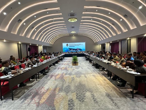 Rakor Peningkatan Konektivitas Internet yang digelar Kemenko Polkam bersama Pemprov Kalbar, Kementerian Komdigi), BAKTI, PLN, dan pelaku industri telekomunikasi di Pontianak, Kamis (13/11/2025).(Foto: Kemenko Polkam)