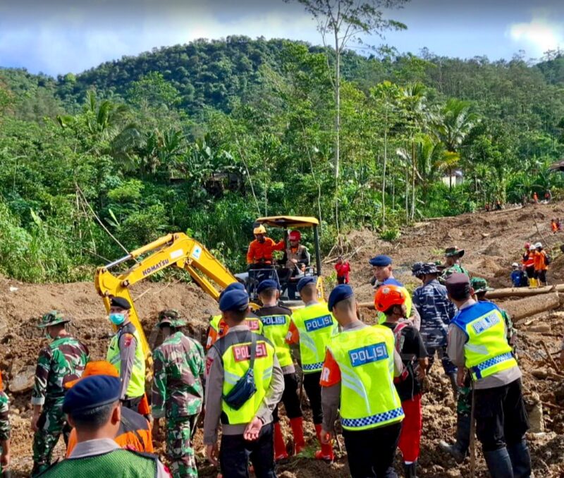 Tim Gabungan masih melakukan pencarian terhadap korban longsor di Dusun Situkung, Desa Pandanarum, Kecamatan Pandanarum, Kabupaten Banjarnegara, Jawa Tengah.(Foto: istimewa)