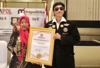Pembina Mitrapol, Brigjen Pol Dr. Victor Pudjiadi, SpB., FICS., DFM., (kanan) menyerahkan penghargaan Mitrapol Award kepada Pemred Media Sudut Pandang Dra. Umi Sjarifah, S.H., GRCE., (kiri) saat perayaan HUT ke-9 Media Mitrapol dan HUT ke-2 Mitrapolika di Gedung Bhayangkari, Mabes Polri, Jakarta, Selasa (25/11/2025).(Foto: istimewa) 