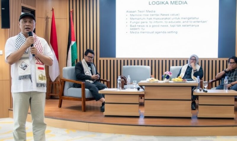 Wartawan Senior Aat Surya Safaat tampil sebagai salah satu pembicara pada talkshow tentang Palestina di Taman Ismail Marzuki (TIM) Jakarta, Sabtu, 15 November 2025 (Foto: Dok. AWG)