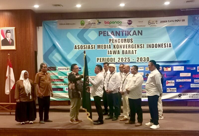 Ketua Umum AMKI Pusat Tundra Meliala, didampingi Sekjen Dadang Rachmat dan Bendum Umi Sjarifah, menyerahkan pataka kepada Ketua AMKI Jabar, Catur Aziyanto sebagai simbolis pengukuhan Pengurus AMKI Jabar di Dayang Sumbi Convention Hall, Sari Ater Hotel & Resort, Kabupaten Subang, Kamis (20/11/2025). (Foto: Istimewa)