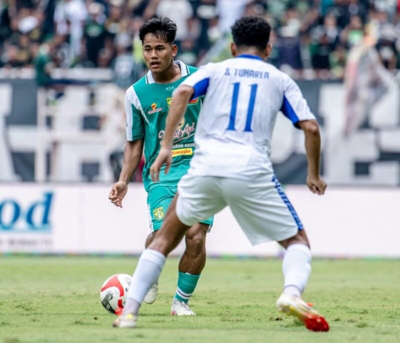 Persebaya menahan imbang tamunya Arema Malang dalam lanjutan Super League di Stadion Gelora Bung Tomo, Surabaya, Sabtu (22/11/2025).(Foto: Dok.Persebaya)