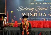 Phang Mui Jun, S.M., usai wisuda Sarjana Manajemen STIE Wiyatamandala, Sabtu, 22 November 2025.(Foto: istimewa)