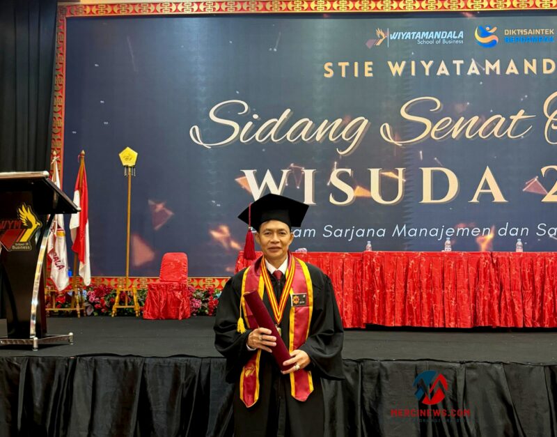 Phang Mui Jun, S.M., usai wisuda Sarjana Manajemen STIE Wiyatamandala, Sabtu, 22 November 2025.(Foto: istimewa)