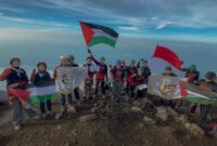 Para relawan Aqsa Working Group (AWG) baru-baru ini berhasil mengibarkan bendera Indonesia dan Palestina di puncak Gunung Raung Jawa Timur sebagai bagian dari Ekspedisi 1000 pendaki Gunung di Bulan Solidaritas Palestina (BSP) 2025 (Foto: Dok. AWG)