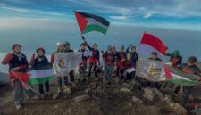 Para relawan Aqsa Working Group (AWG) baru-baru ini berhasil mengibarkan bendera Indonesia dan Palestina di puncak Gunung Raung Jawa Timur sebagai bagian dari Ekspedisi 1000 pendaki Gunung di Bulan Solidaritas Palestina (BSP) 2025 (Foto: Dok. AWG)