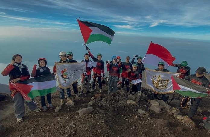 Para relawan Aqsa Working Group (AWG) baru-baru ini berhasil mengibarkan bendera Indonesia dan Palestina di puncak Gunung Raung Jawa Timur sebagai bagian dari Ekspedisi 1000 pendaki Gunung di Bulan Solidaritas Palestina (BSP) 2025 (Foto: Dok. AWG)
