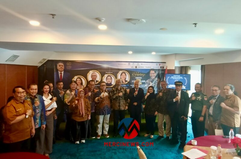 Foto bersama Plpara narasumber seminar bersama Pengurus AMKI Pusat usai Seminar bertajuk 