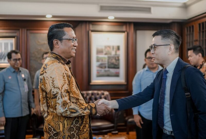 Menkum Supratman Andi Agtas menerima kunjungan kehormatan Direktur Regional CISAC untuk Asia-Pasifik, Benjamin Ng di ruang kerjanya, Senin (3/11/2025).(Foto:Dok. Kemenkum)
