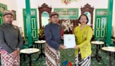 Perwakilan resmi Karaton Kasunanan Surakarta Hadiningrat menyerahkan undangan Jumenengan Dalem Noto Binayangkare SISKS Pakoe Boewono XIV kepada Sri Sultan Hamengkubuwono (HB) X, Rabu (12/11/2025).(Foto: istimewa)