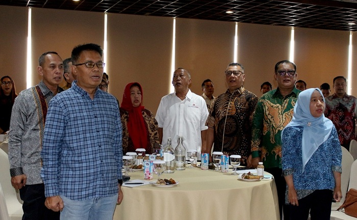 Para tamu undangan menyanyikan lagu “Indonesia Raya” pada Pelantikan Pengurus AMKI DKI Jakarta periode 2025–2030 di sebuah hotel di Jakarta Selatan, Sabtu (29/12/2025). (Foto: Istimewa)