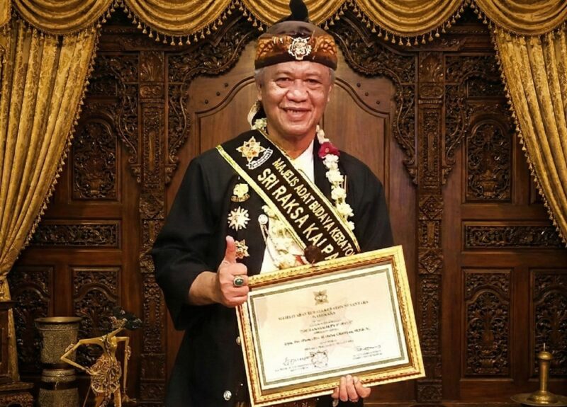 Irjen Pol (Purn.) Dr. Drs. H. Anton Charliyan, M.P.K.N., atau yang akrab disapa Abah Anton Charliyan menerima Anugerah Kehormatan Sriraksa Kalpa Budaya dari Madukara atas dedikasinya dalam pelestarian budaya Nusantara.(Foto: istimewa)