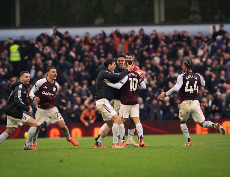 Gol Emiliano Buendia pada menit kelima injury time membawa kemenangan Aston Villa dengan skor 2-1 saat menjamu Arsenal 2-1 di Villa Park, Sabtu (6/12/2025) malam.(Foto:Dok. X@AVCOfficial)