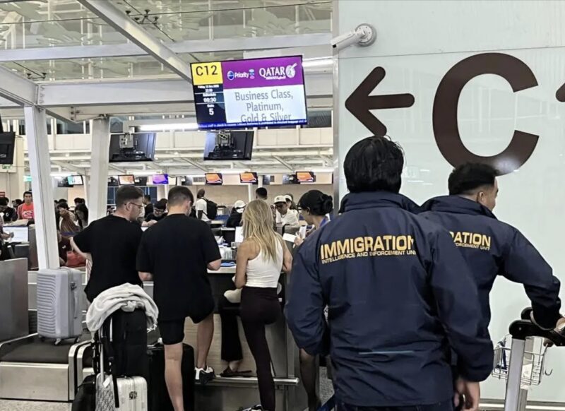 Petugas Imigrasi Ngurah Rai mengawal ketat deportasi empat orang WNA termasuk pemeran film dewasa Bonnie Blue di Bandara Internasional I Gusti Ngurah Rai, Bali, Jumat (12/12/2025).(Foto: Dok.Kanim Ngurah Rai)