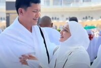 Foto Bupati Aceh Selatan Mirwan beserta istri yang beredar di media sosial saat ibadah umrah.(Foto: istimewa)