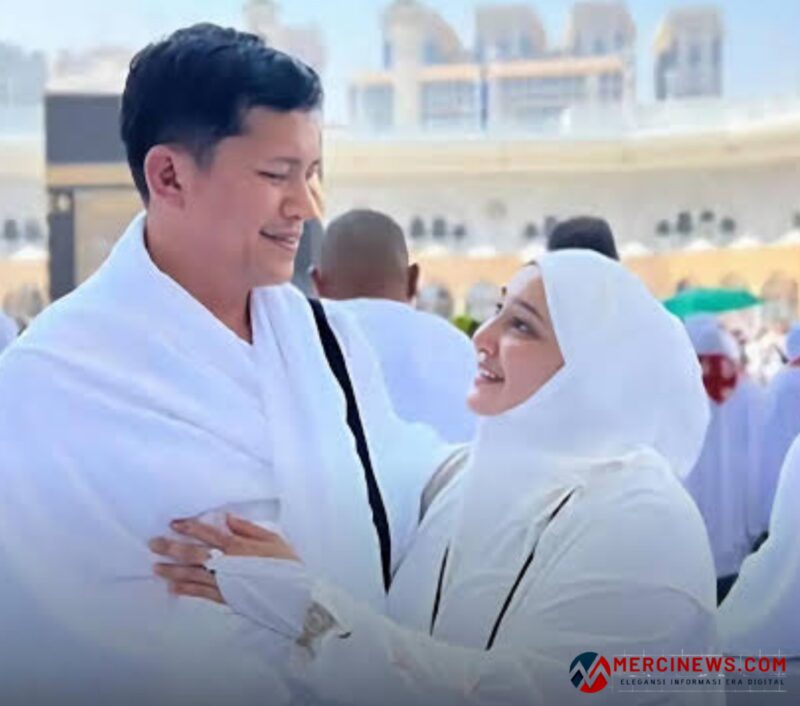 Foto Bupati Aceh Selatan Mirwan beserta istri yang beredar di media sosial saat ibadah umrah.(Foto: istimewa)