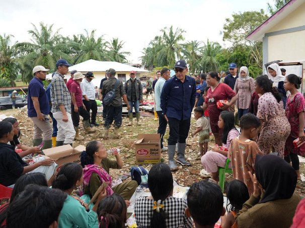 PTPN IV PalmCo Jatmiko K. Santosa bersama Bupati Aceh Tamiang Armia Fahmi mengecek kebutuhan prioritas, dan melihat langsung kondisi posko pengungsian, Jumat (5/12/2025).(Foto: Dok.PalmCo)