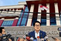 Kuasa Hukum terdakwa H. Muchaji, Carrel Ticualu, mengungkapkan dugaan kriminalisasi terhadap kliennya.(Foto: Dok.Mercinews.com)