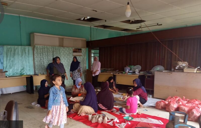PTPN IV Regional VI mendirikan dapur umum darurat di Kecamatan Indra Makmu, Aceh Utara, untuk menyalurkan bantuan makanan bagi warga terdampak banjir.(Foto: Dok.PTPN IV)