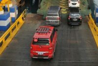 Aktivitas di kapal penyebrangan Selat Sunda, Cilegon, Banten.(Foto: Dok.ASDP)