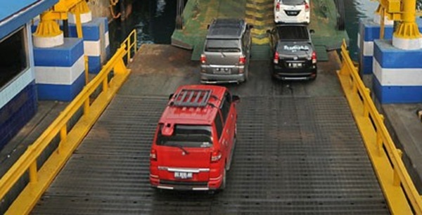 Aktivitas di kapal penyebrangan Selat Sunda, Cilegon, Banten.(Foto: Dok.ASDP)