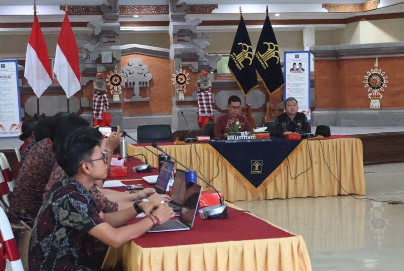 Kanwil Kemenkum Bali menggelar rapat harmonisasi Rancangan Peraturan Bupati Badung terkait pemberian penghargaan bagi masyarakat yang melampaui Usia Harapan Hidup (UHH) di Ruang Dharmawangsa Kanwil Kemenkum Bali, Selasa (2/12/2025).(Foto:Kemenkum Bali)