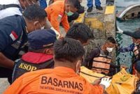 Tim gabungan saat evakuasi korban kapal tenggelam di Labuan Bajo.(Foto: Dok.Basarnas)