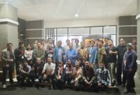 Ketua MK, Suhartoyo bersama Sekjen MK, Heru Setiawan, Karo Humas dan Protokol MK, Pan Mohamad Faiz Kusuma Wijaya, serta para jurnalis berfoto bersama di Pusat Pendidikan Pancasila dan Konstitusi (Pusdik MK), Cisarua, Bogor, Jawa Barat, Jumat (12/12/2025). (Foto: Istimewa)