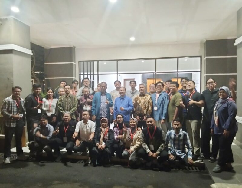 Ketua MK, Suhartoyo bersama Sekjen MK, Heru Setiawan, Karo Humas dan Protokol MK, Pan Mohamad Faiz Kusuma Wijaya, serta para jurnalis berfoto bersama di Pusat Pendidikan Pancasila dan Konstitusi (Pusdik MK), Cisarua, Bogor, Jawa Barat, Jumat (12/12/2025). (Foto: Istimewa)