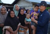 Direktur Utama PTPN IV PalmCo Jatmiko Santosa menyapa anak-anak pengungsi di Aceh Tamiang.(Foto: Dok. PTPN IV PalmCo)