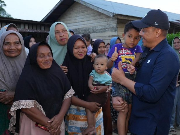 Direktur Utama PTPN IV PalmCo Jatmiko Santosa menyapa anak-anak pengungsi di Aceh Tamiang.(Foto: Dok. PTPN IV PalmCo)