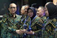 Ketua MA, Prof. Sunarto, menyerahkan penghargaan kepada Ketua PN Jakarta Pusat Dr. Husnul Khotimah di Gedung Kesekretariatan MA, Jalan Ahmad Yani, Jakarta, Rabu (17/12/2025).(Foto: Humas PN Jakarta Pusat)