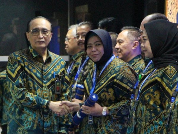 Ketua MA, Prof. Sunarto, menyerahkan penghargaan kepada Ketua PN Jakarta Pusat Dr. Husnul Khotimah di Gedung Kesekretariatan MA, Jalan Ahmad Yani, Jakarta, Rabu (17/12/2025).(Foto: Humas PN Jakarta Pusat)