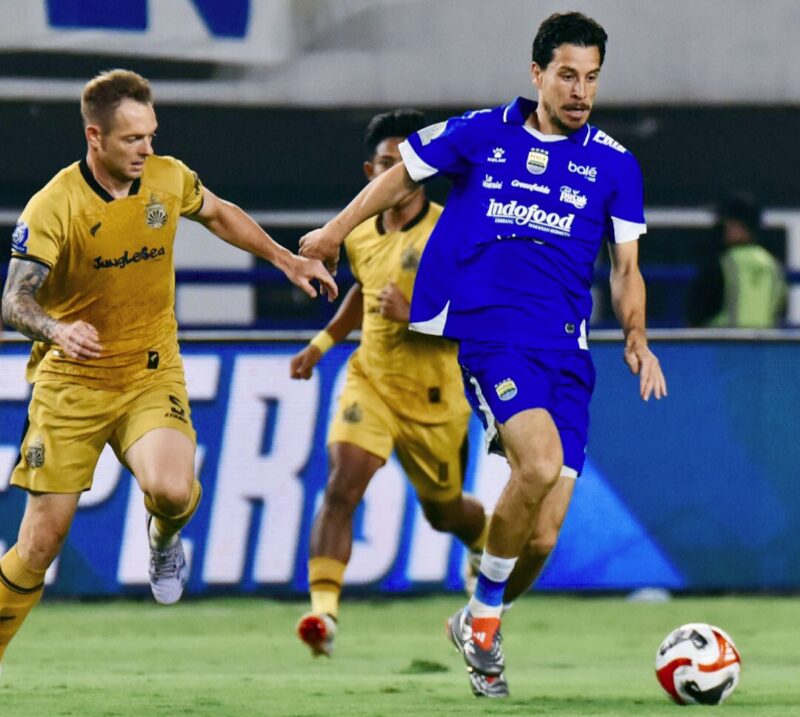 Persib Bandung sukses mengamankan tiga poin usai mengalahkan Bhayangkara FC 2-0 dalam laga pekan ke-21 Super League yang digelar di Stadion Gelora Bandung Lautan Api (GBLA), Minggu (21/12/2025).(Foto:istimewa)