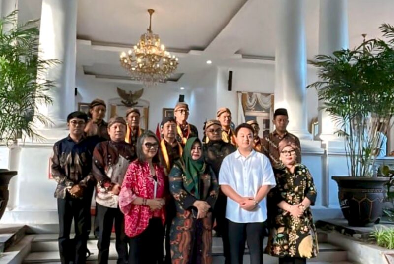 Rombongan Sri Susuhunan Pakubuwono XIV bersama Plt Bupati Ponorogo Hj. Lisdyarita, S.H., di rumah dinas bupati, Kamis (25/12/2025). (Foto: Istimewa)