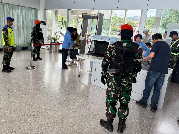 Satgas TNI AU mengamankan paket nikel berbahaya di Bandara Khusus Weda Bay, Malut, Jumat (5/12/2025).(Foto: Dok. Pen LWM)