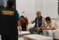 Kantor Imigrasi ngurah Rai mendeportasi buronan interpol WNA asal Rumania pada Selasa, 20 Januari 2026.(Foto: Dok. Kanim Ngurah Rai)