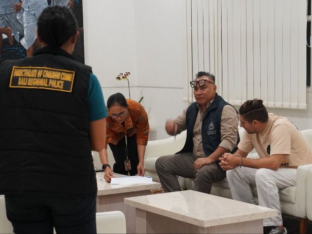 Kantor Imigrasi ngurah Rai mendeportasi buronan interpol WNA asal Rumania pada Selasa, 20 Januari 2026.(Foto: Dok. Kanim Ngurah Rai)