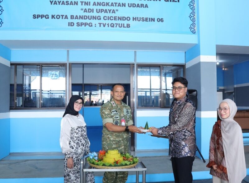 Danlanud Husein Sastranegara, Marsma TNI M.D. Irman Fathurahman, S.E., M.M., meresmikan Satuan Pelayanan Pemenuhan Gizi (SPPG) Lanud Husein Sastranegara 06 Cicendo di Kota Bandung, Jawa Barat, Jumat (9/1/2026).(Foto: Dok.Lanud Husein Sastranegara)